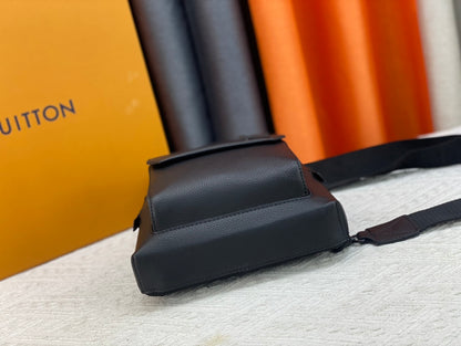 Louis Vuitton このパイロット ショルダー バッグは、クラシックなテイクオフ バックパックのデザインを参考にしています M23736 M23765