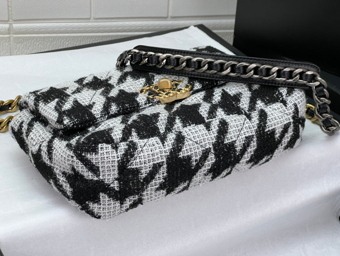 CHANEL 19 HANDBAG AS1161