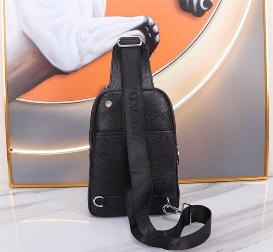 【PRADA 公式 旗艦店】プラダ 胸ポケット当日出荷 好評に付き再入荷！34*17*6CM