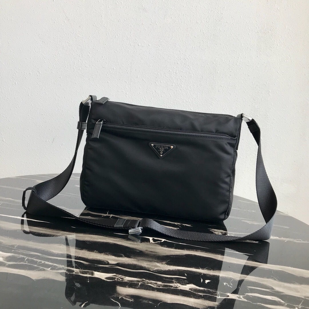 【PRADA 公式 旗艦店】プラダ ショルダーバッグ 当日出荷 好評に付き再入荷！31*23*9CM