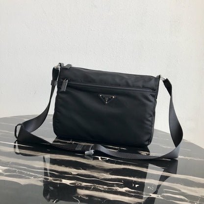 【PRADA 公式 旗艦店】プラダ ショルダーバッグ 当日出荷 好評に付き再入荷！31*23*9CM