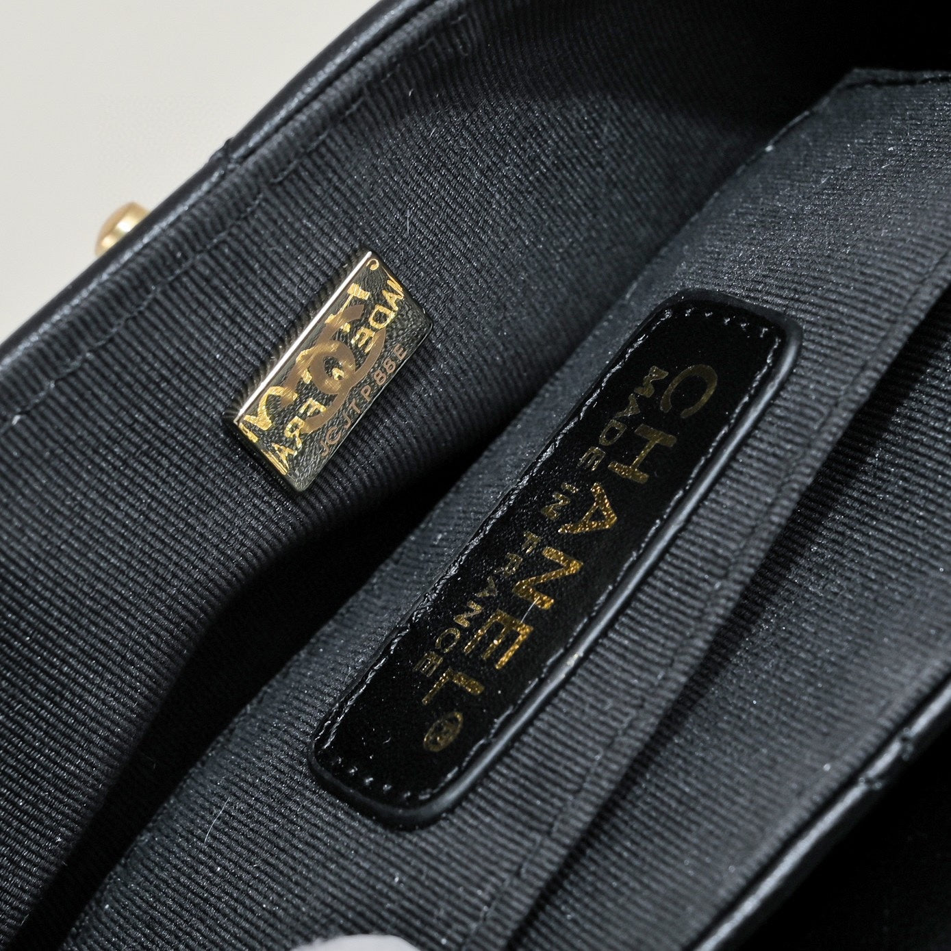 CHANEL 144C COCO HANDEL 9115