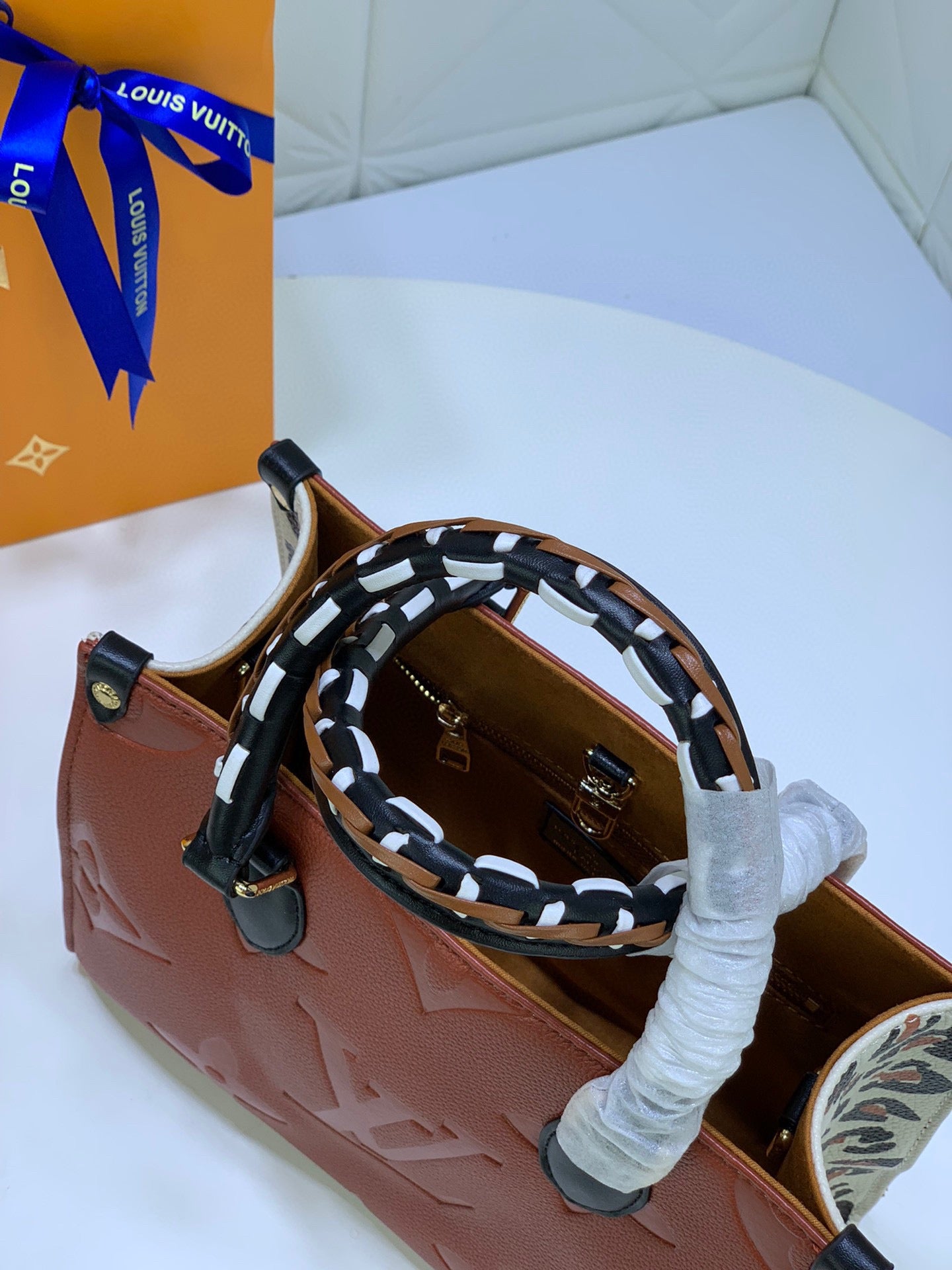 Louis Vuitton(ルイヴィトン)新作モデルが登場【LV CRAFTY ONTHEGO ハンドバッグ】
