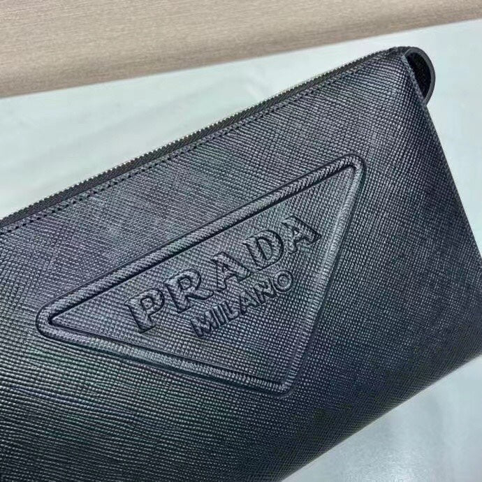 【PRADA 公式 旗艦店】プラダ クラッチバッグ 当日出荷 好評に付き再入荷！ 黒 28*18*1CM