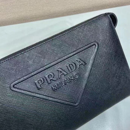 【PRADA 公式 旗艦店】プラダ クラッチバッグ 当日出荷 好評に付き再入荷！ 黒 28*18*1CM