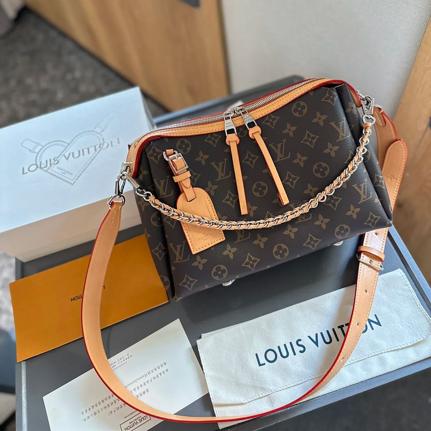 Louis Vuitton◇Lv ベラ トートバッグ