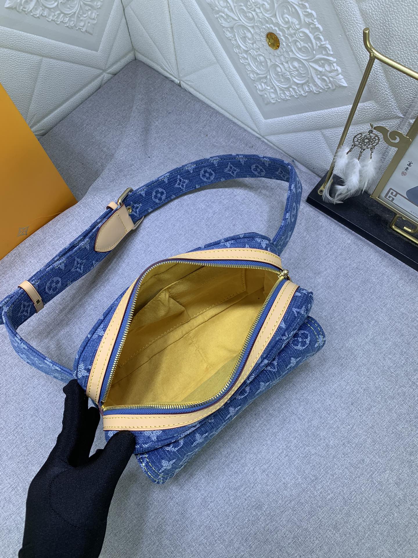 LouisVuitton モデニムベルトバッグ M95347