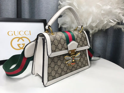 Gucci ホワイトビー フラップバッグ