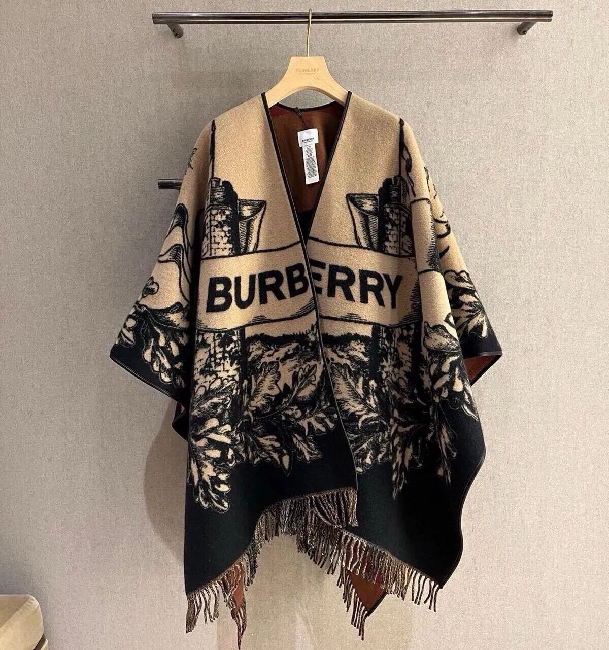【BURBERRY バーバリー 】バーバリー最新作ナイトウォーホース両面ジャガードショールケープ‼ ️定番中の定番