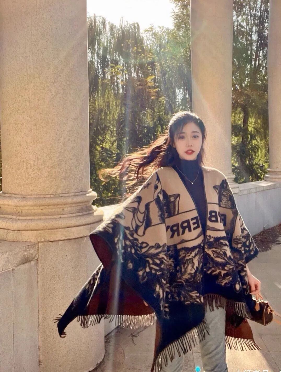 【BURBERRY バーバリー 】バーバリー最新作ナイトウォーホース両面ジャガードショールケープ‼ ️定番中の定番