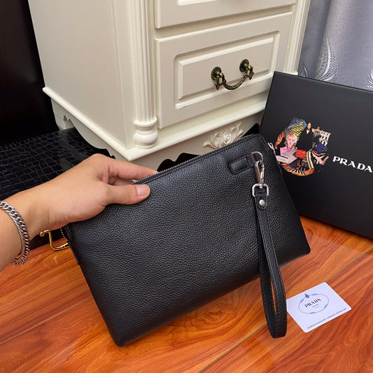 【PRADA 公式 旗艦店】プラダ クラッチバッグ 当日出荷 好評に付き再入荷！ 黒 28*18*1CM