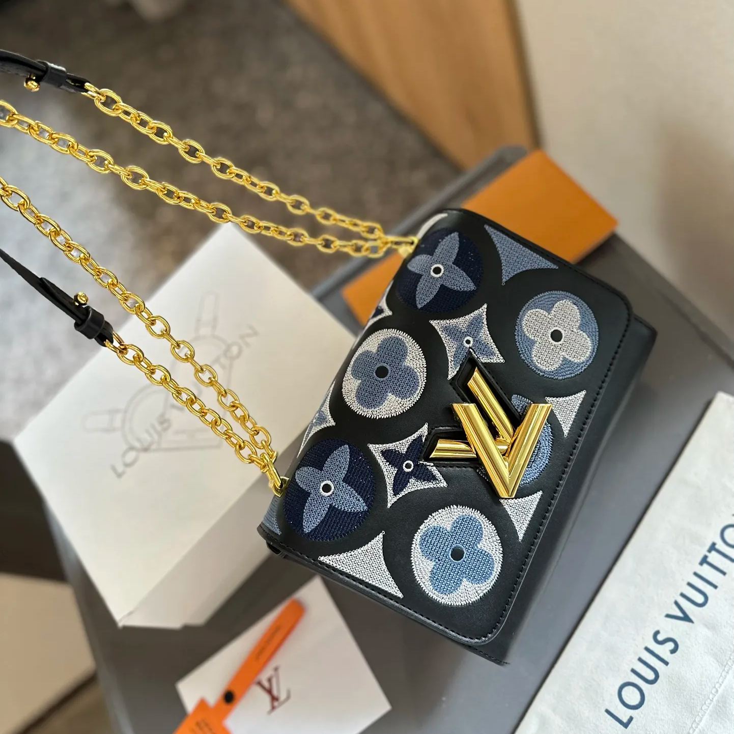 Louis Vuitton◇ネオクラシカルなツイストミディアムバッグの登場です