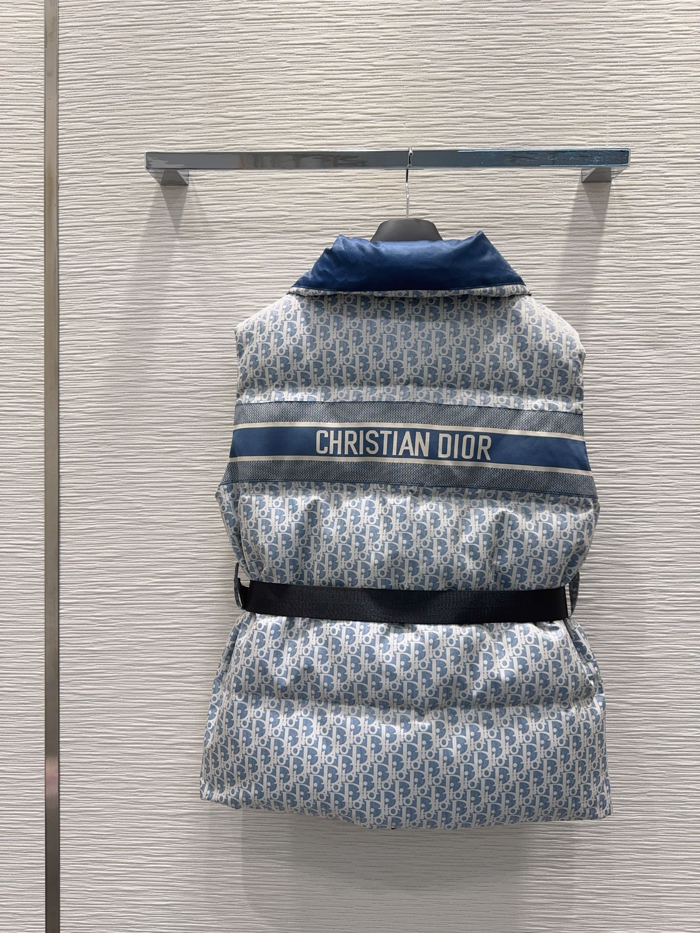 【DIOR公式 旗艦店】（ディオール ） ダウンベスト、ご好評に付き再入荷！