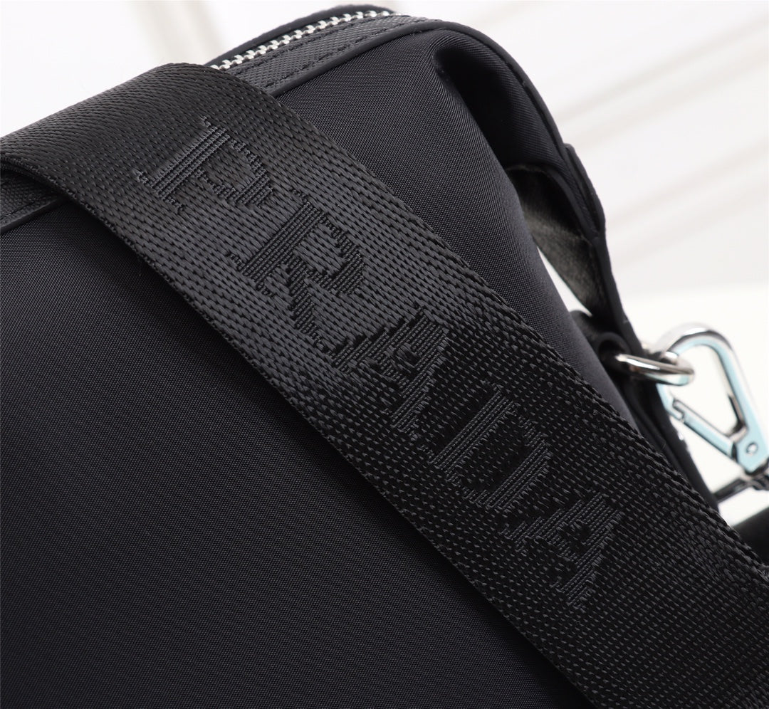 【PRADA 公式旗艦店】プラダ ショルダーバッグ 当日出荷 好評に付き再入荷！31*21*7CM