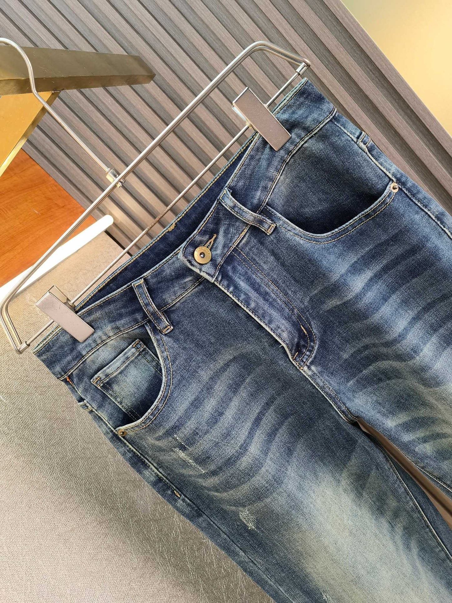 【Burberry】春夏の新作はカウンターで、最高品質のジーンズは実店舗で入手可能