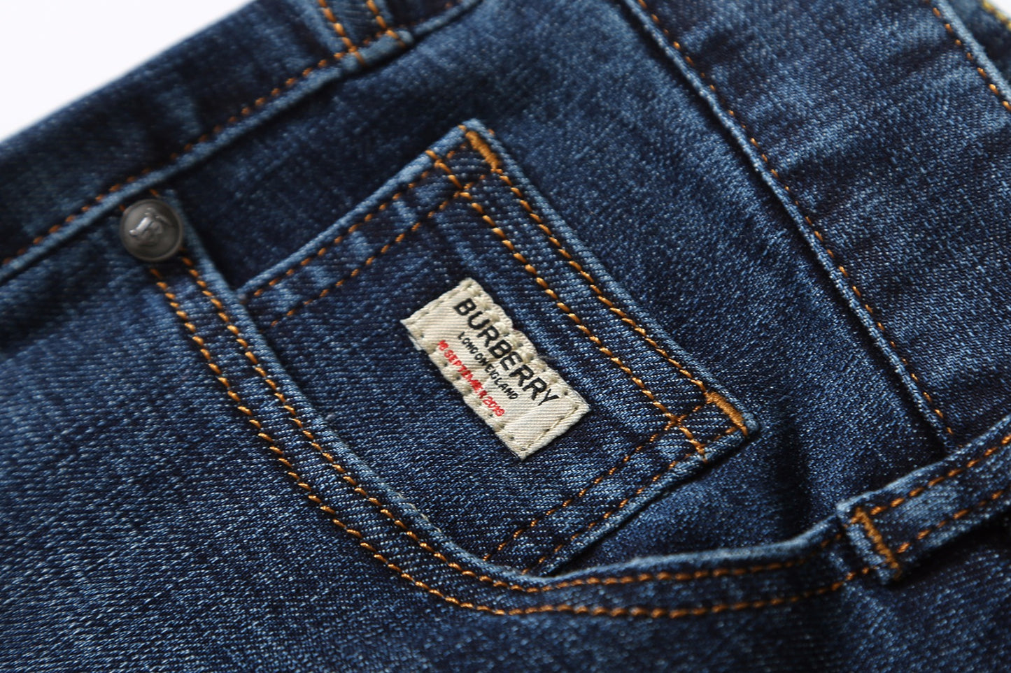 【BURBERRY 公式旗艦店】バーバリー ジーパン ご好評に付き再入荷！