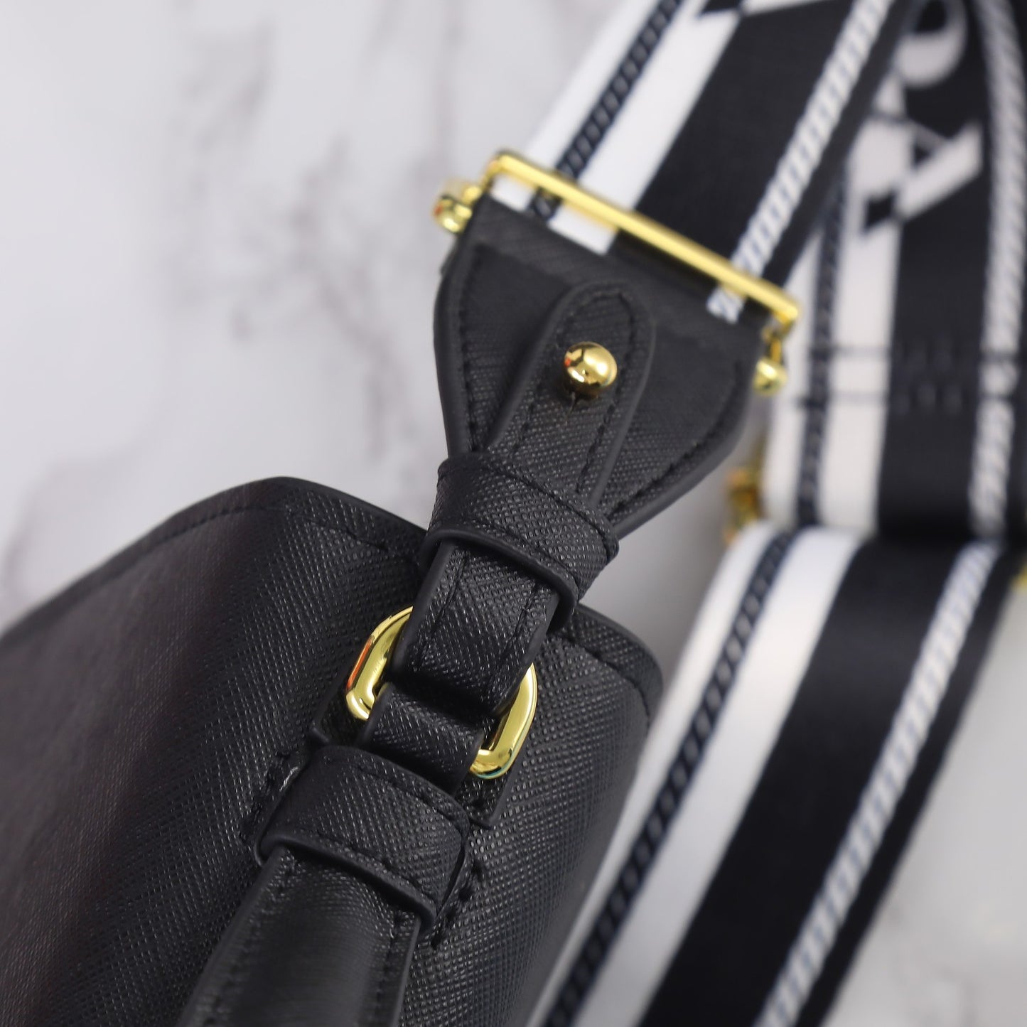 【PRADA 公式旗艦店】プラダ 斜めがけバッグ 当日出荷 好評に付き再入荷！21*14*6.5CM