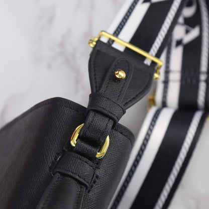 【PRADA 公式旗艦店】プラダ 斜めがけバッグ 当日出荷 好評に付き再入荷！21*14*6.5CM