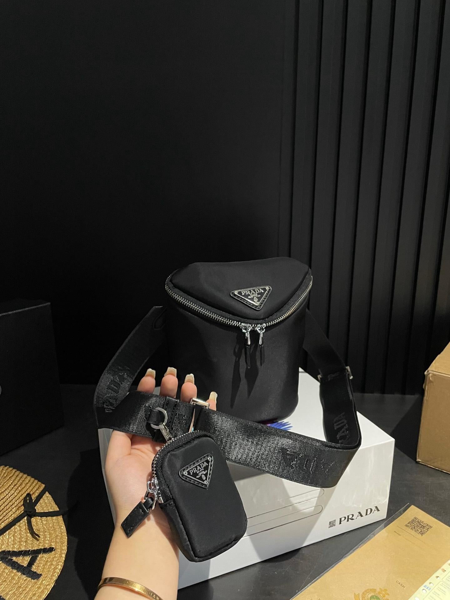 【PRADA 公式 旗艦店】プラダ 斜めがけバッグ 当日出荷 好評に付き再入荷！20*16CM 240719