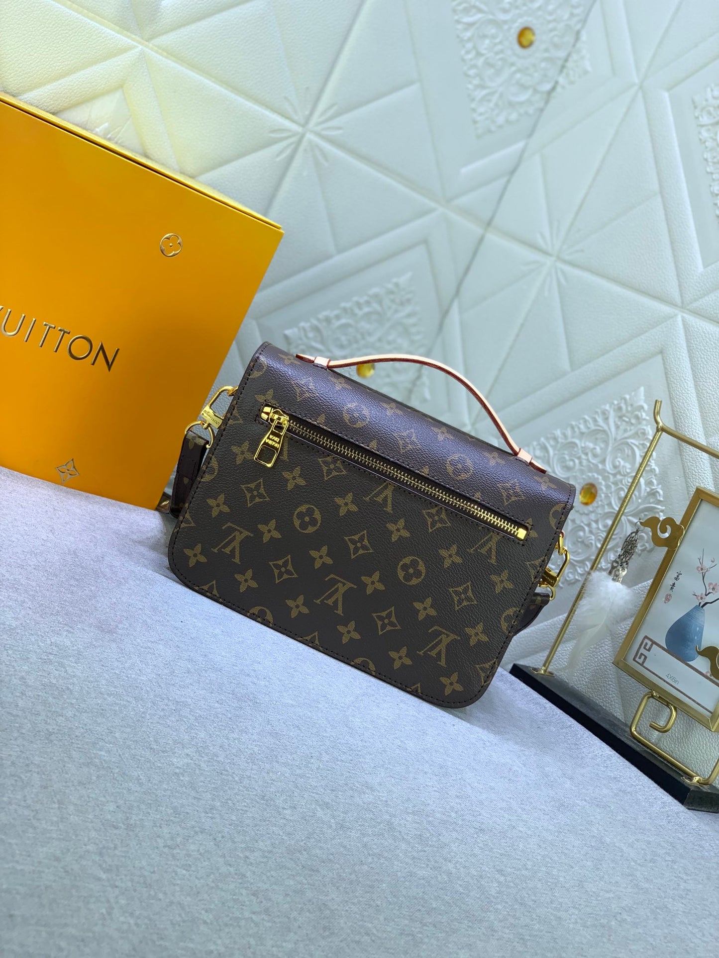 LouisVuitton モノグラムキャンバスボディにグレイン牛革のレオパードパッチ付き M47203 M40780