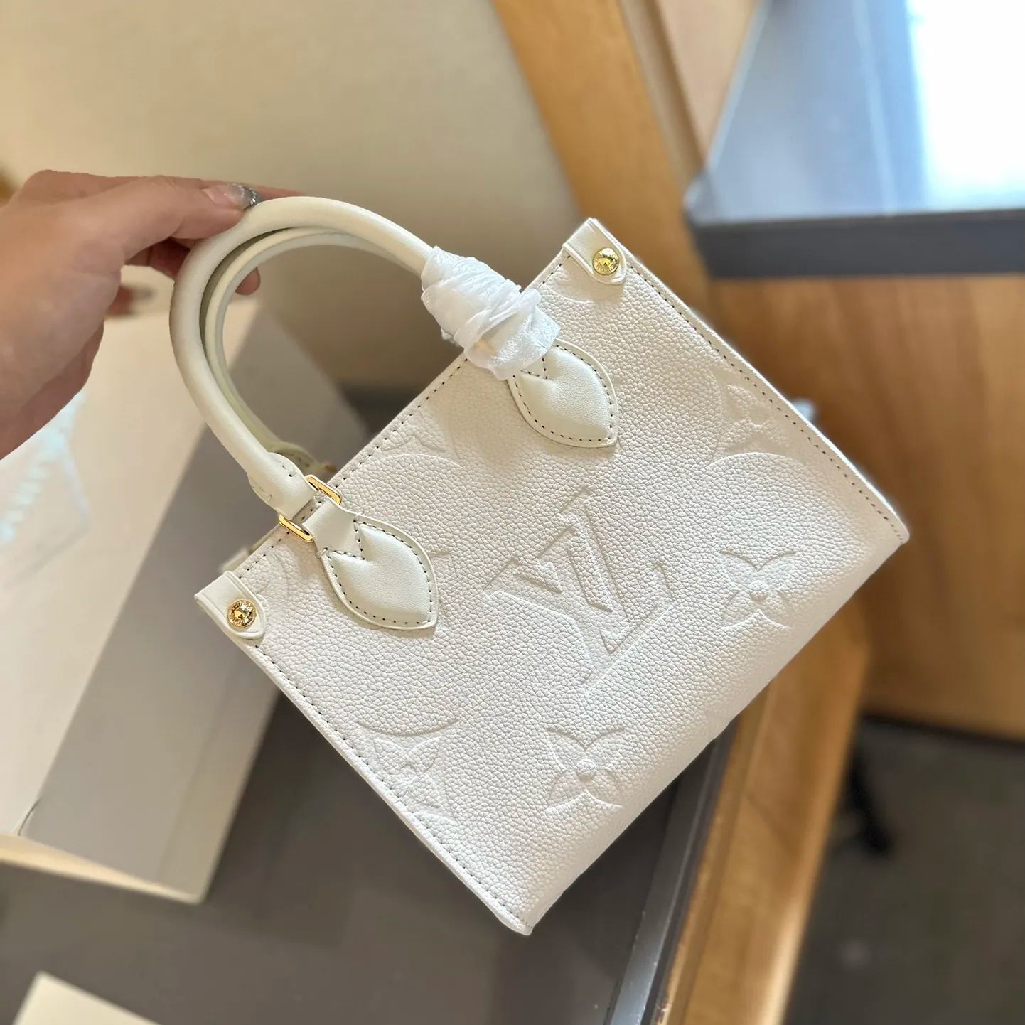 Louis Vuitton◇OnTheGo ハンドバッグは、モノグラム アンプラント レザーのエレガンスを解き放ちます