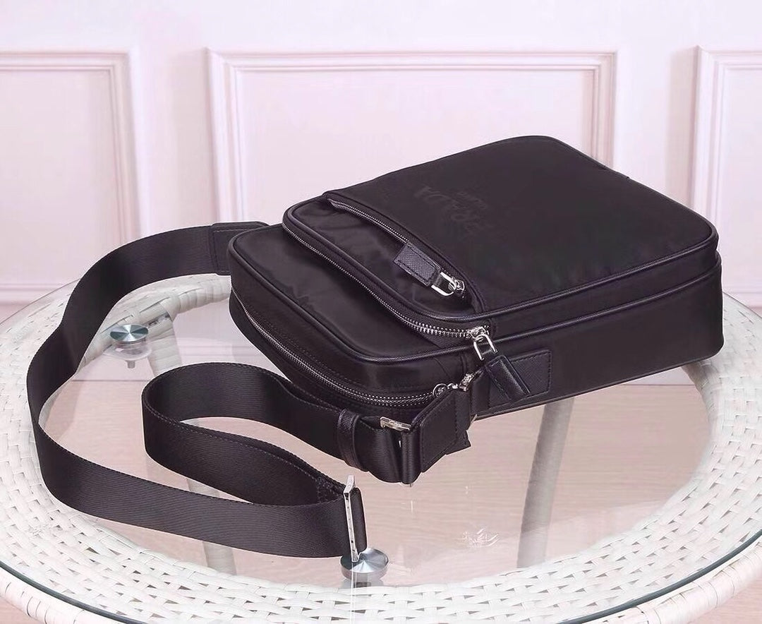 【PRADA 公式 旗艦店】プラダ 斜めがけバッグ 当日出荷 好評に付き再入荷！27*25*8CM