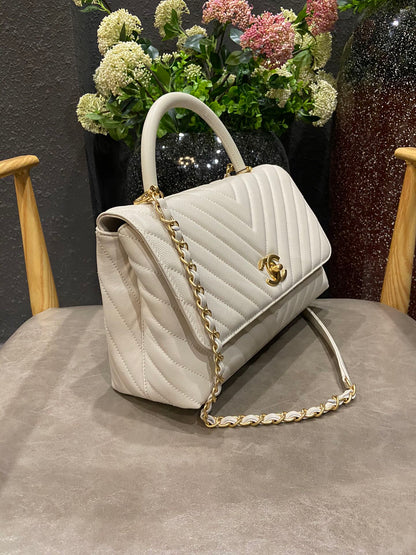 Chanel Cowhide handbag Large 92991