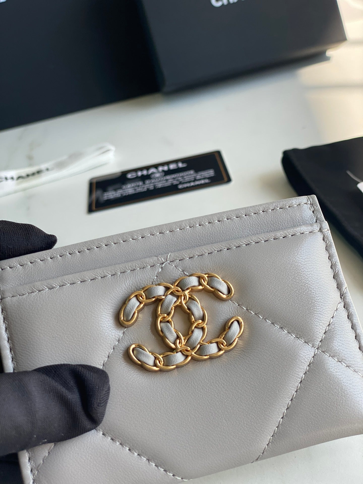 CHANEL 19 CARD HOLDER AP1167