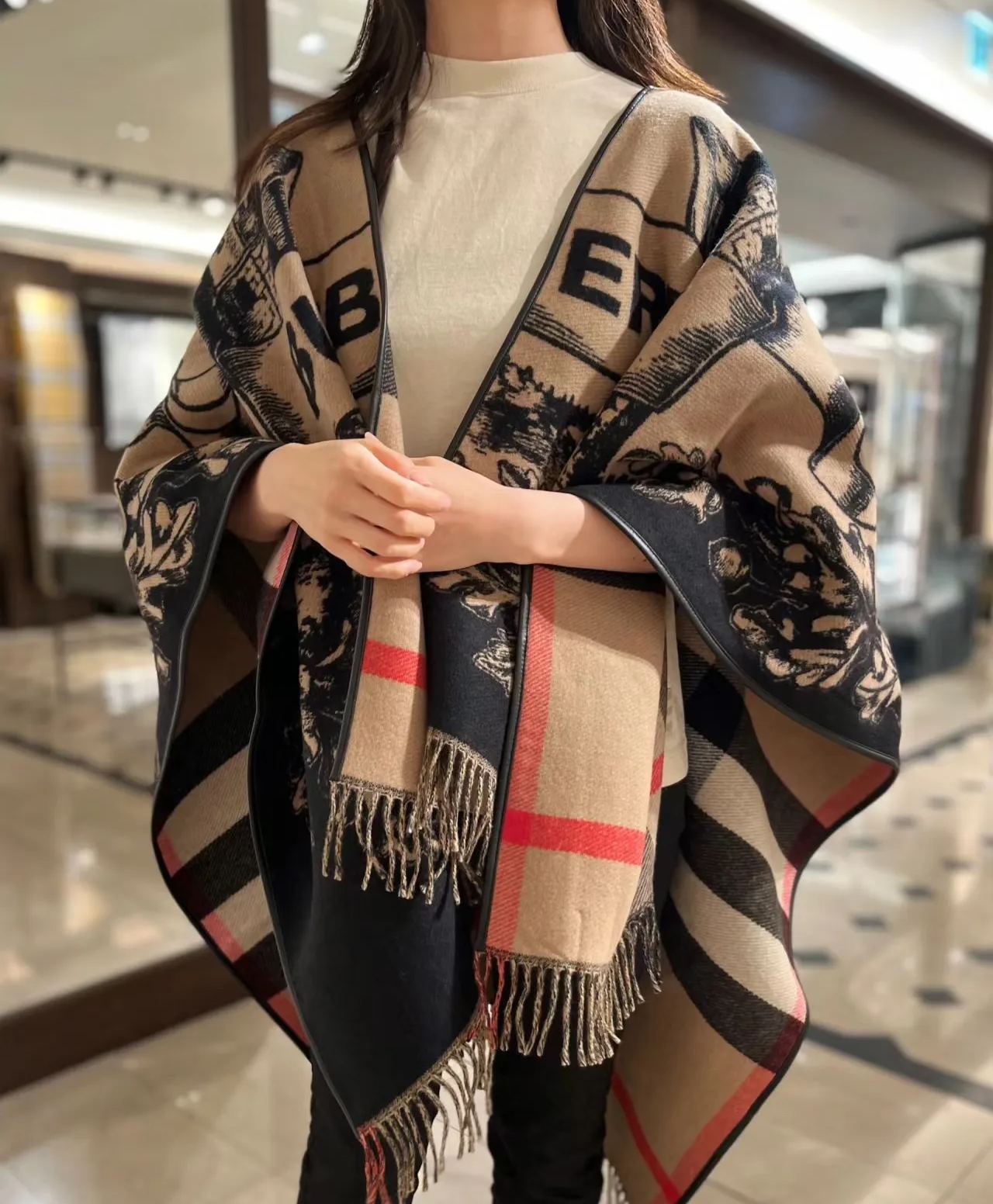 【BURBERRY バーバリー 】バーバリー最新作ナイトウォーホース両面ジャガードショールケープ‼ ️定番中の定番