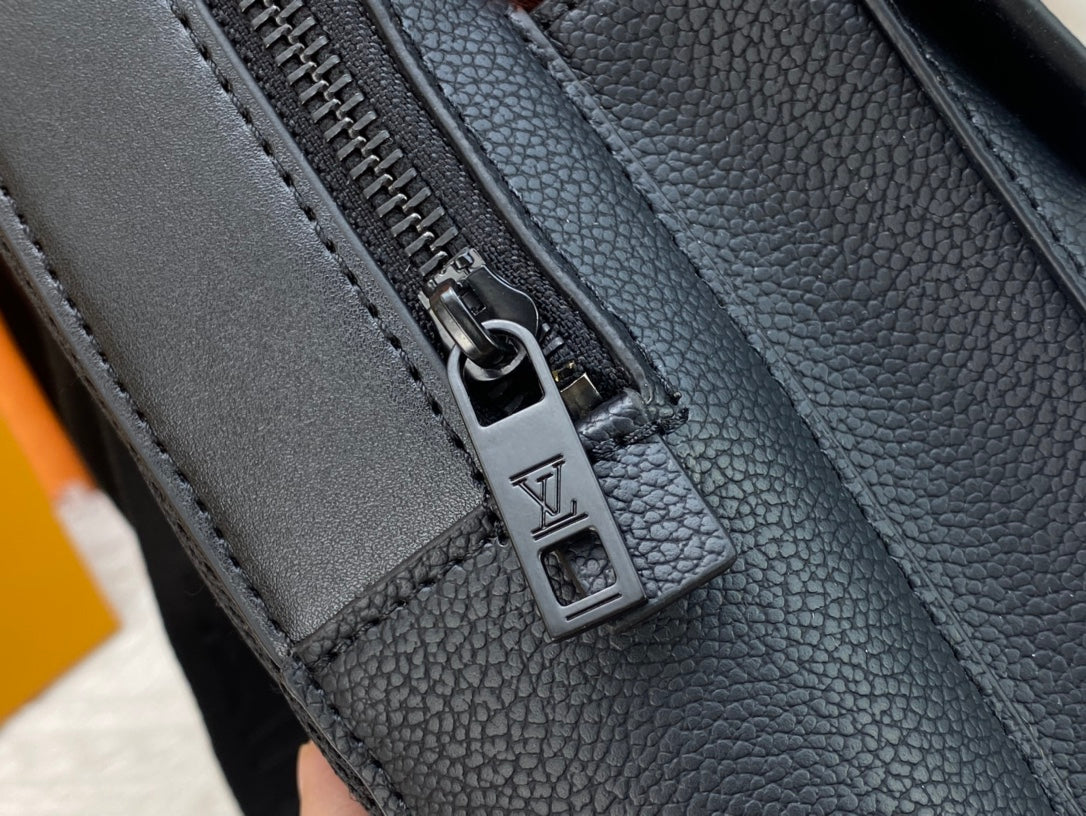 Louis Vuitton このパイロット ショルダー バッグは、クラシックなテイクオフ バックパックのデザインを参考にしています M23736 M23765