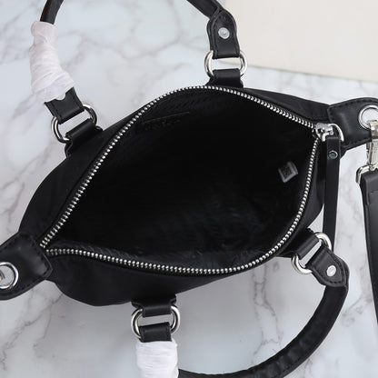 【PRADA 公式 旗艦店】プラダ 斜めがけバッグ 当日出荷 好評に付き再入荷！20*17CM