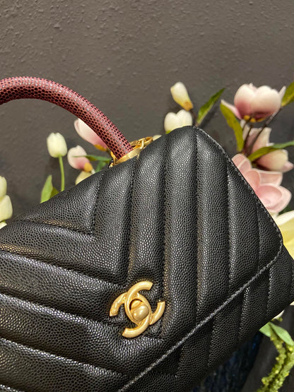 Chanel Cowhide handbag A92990