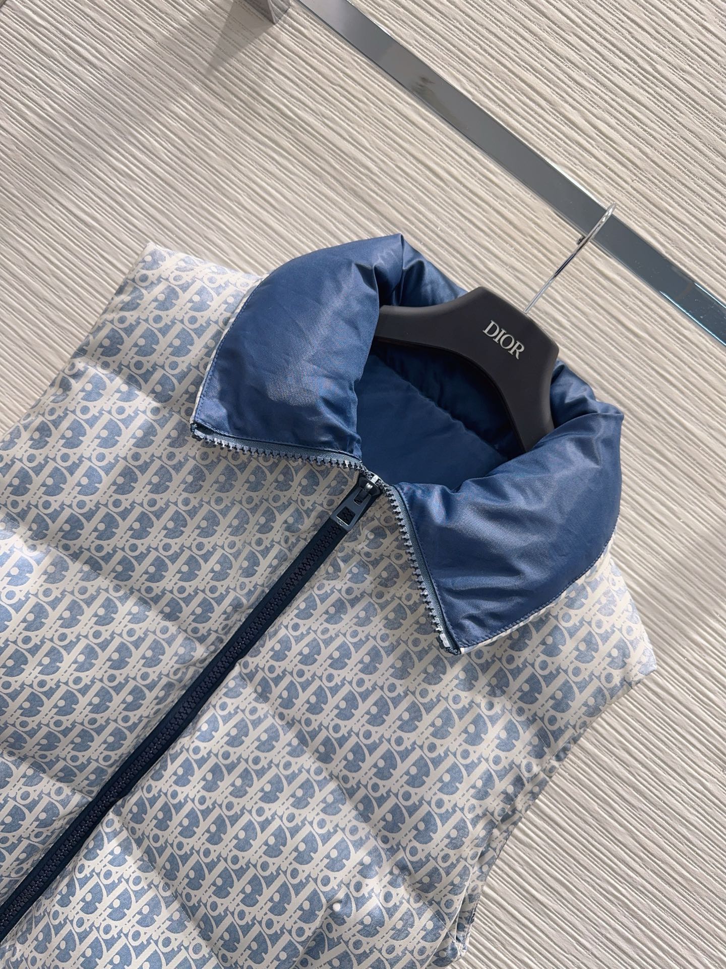 【DIOR公式 旗艦店】（ディオール ） ダウンベスト、ご好評に付き再入荷！