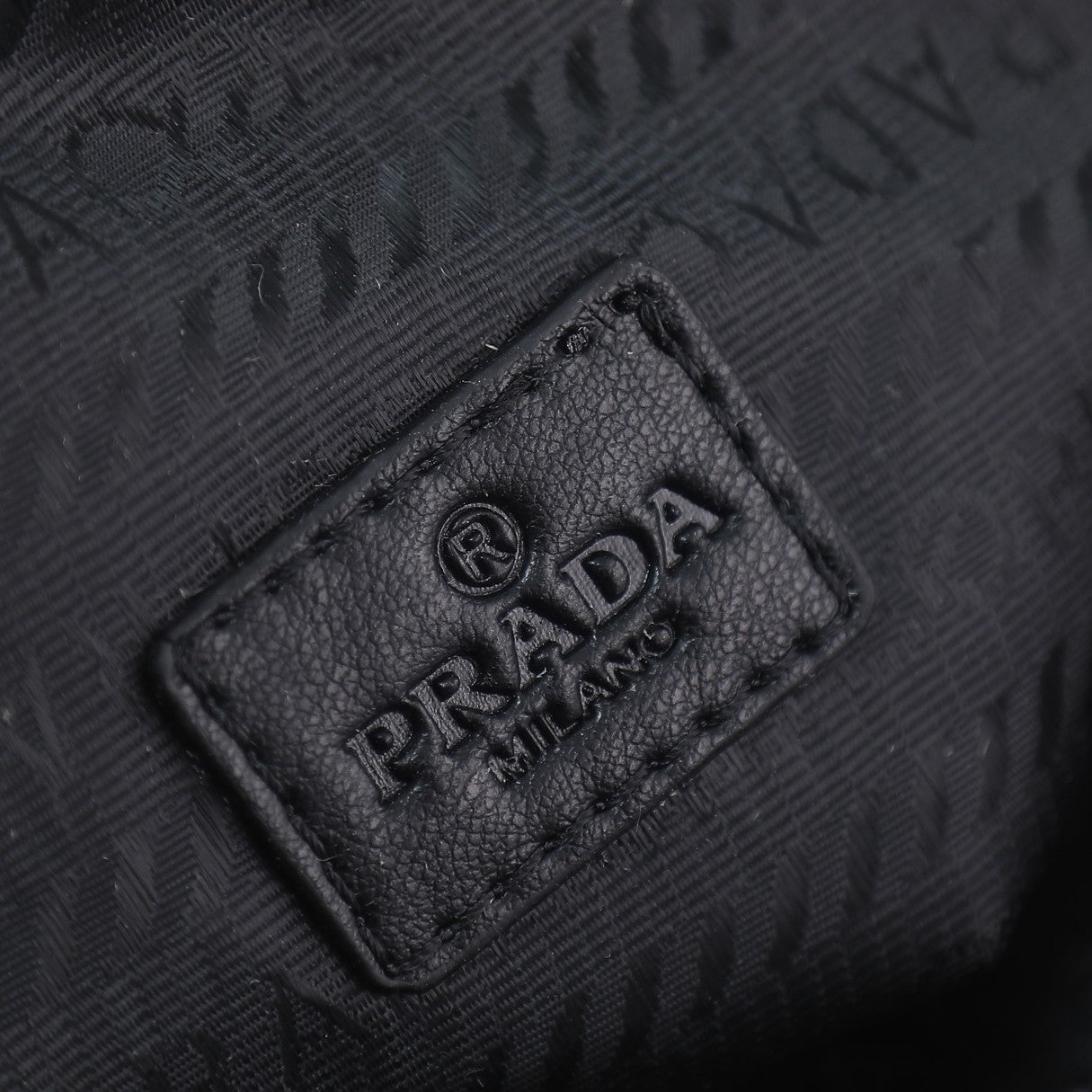 【PRADA 公式 旗艦店】プラダ 斜めがけバッグ 当日出荷 好評に付き再入荷！20*17CM