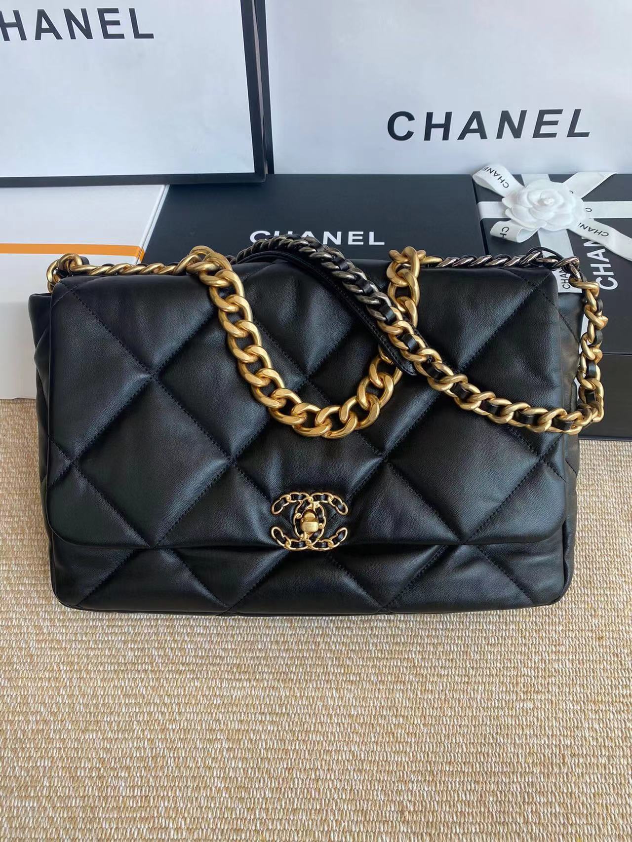 CHANEL 19 MAXI