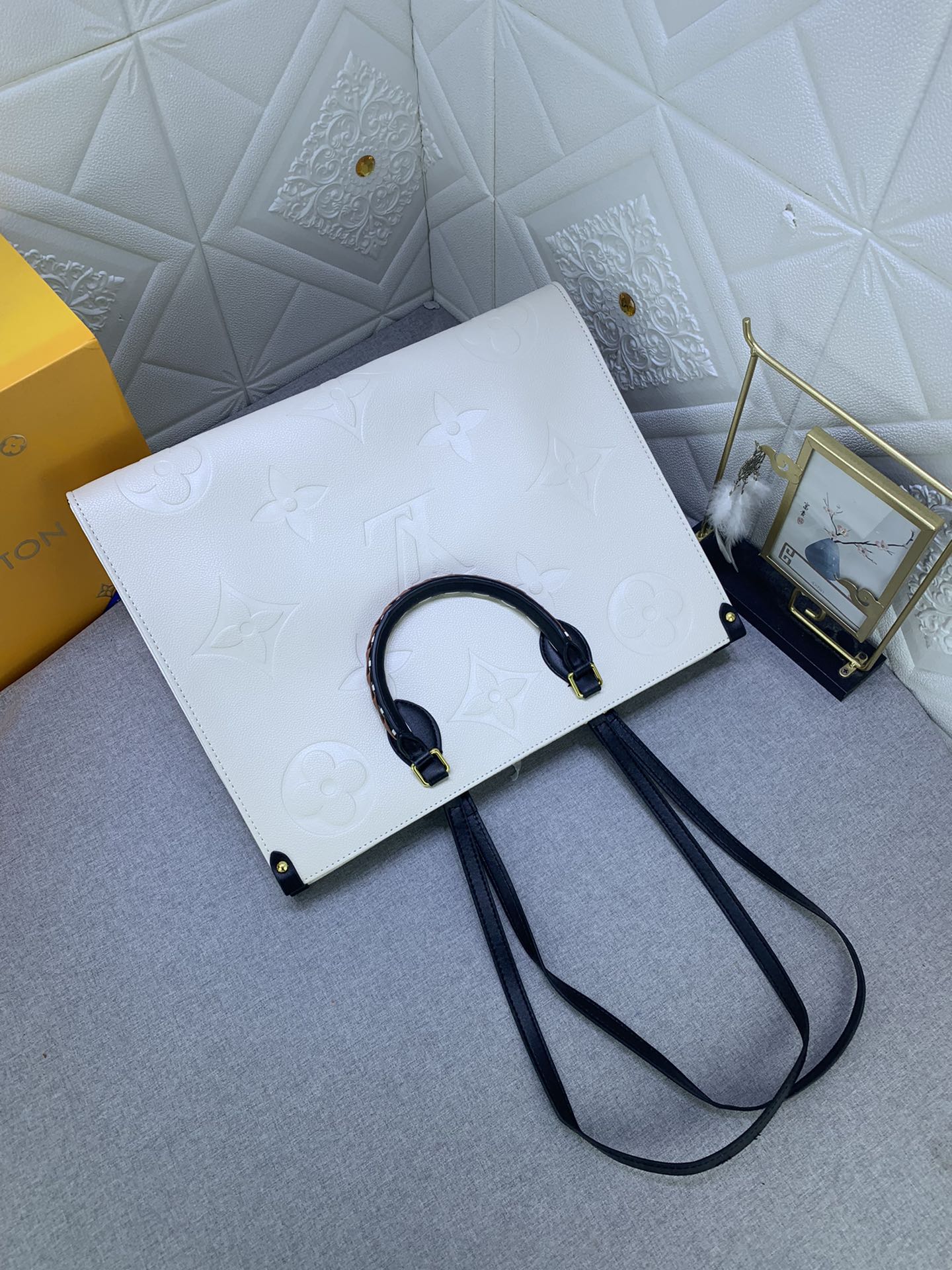 Louis Vuitton(ルイヴィトン)新作モデルが登場【LV CRAFTY ONTHEGO ハンドバッグ】