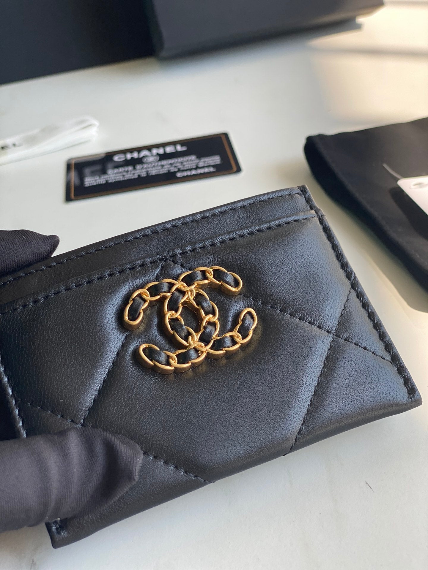 CHANEL 19 CARD HOLDER AP1167