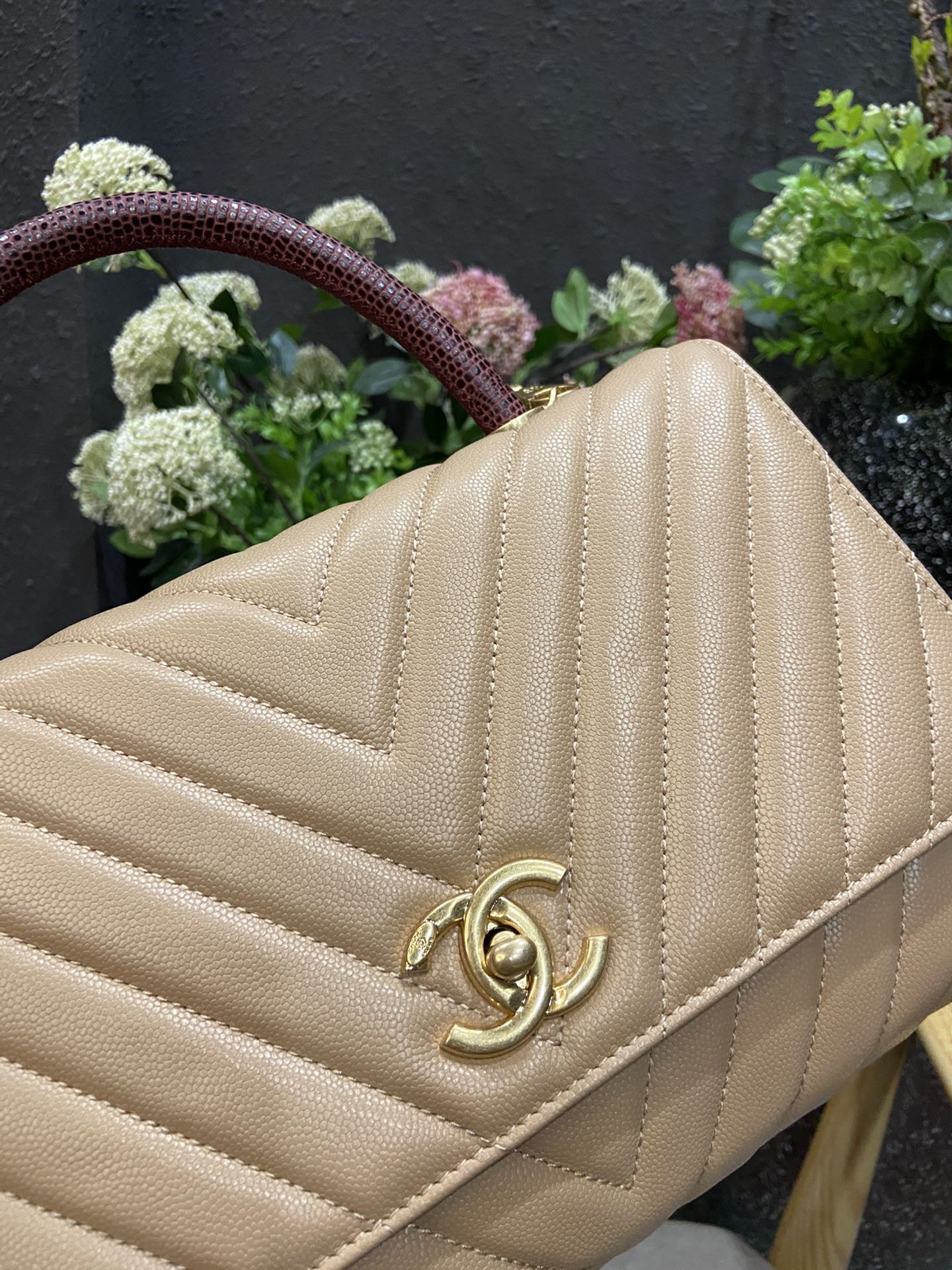 Chanel Cowhide handbag 92991