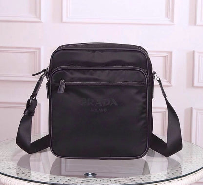 【PRADA 公式 旗艦店】プラダ 斜めがけバッグ 当日出荷 好評に付き再入荷！27*25*8CM