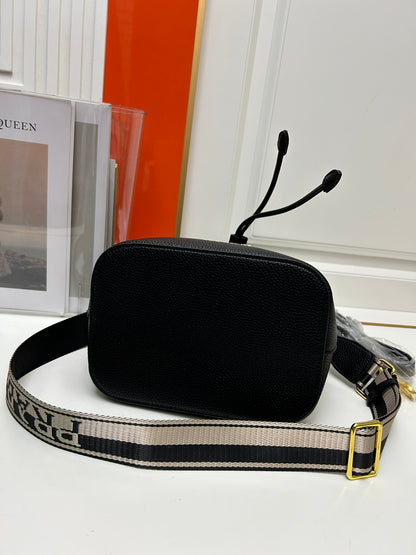 【PRADA 公式旗艦店】プラダ ハンドバッグ 当日出荷 好評に付き再入荷！21*25*15CM