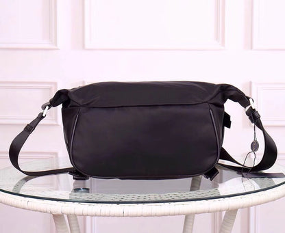 【PRADA 公式 旗艦店】プラダ 斜めがけバッグ 当日出荷 好評に付き再入荷！30*20*5CM