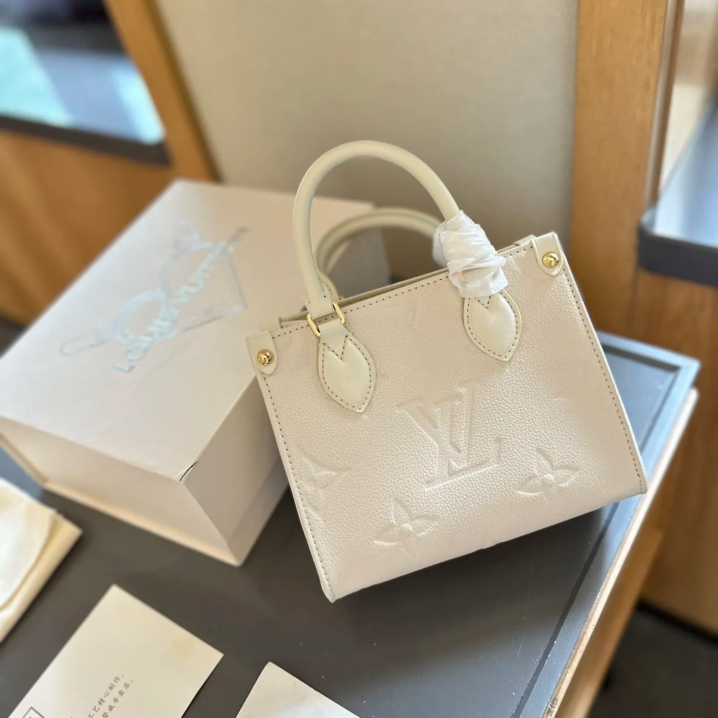 Louis Vuitton◇OnTheGo ハンドバッグは、モノグラム アンプラント レザーのエレガンスを解き放ちます