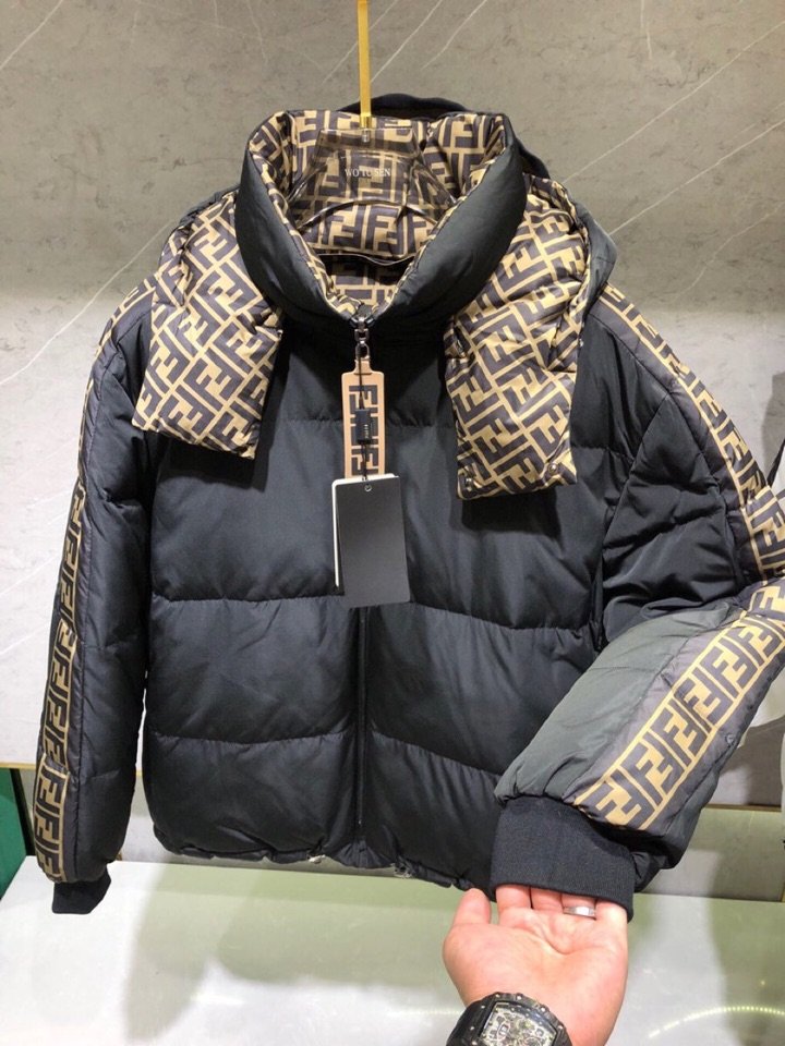 FENDI（フェンディ） ダウンジャケット、ご好評に付き再入荷！