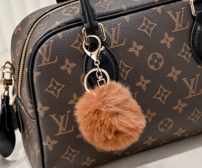 LouisVuitton モノグラムが鮮やかで牛革のオーストリッチ柄との組み合わせがおしゃれですよ～