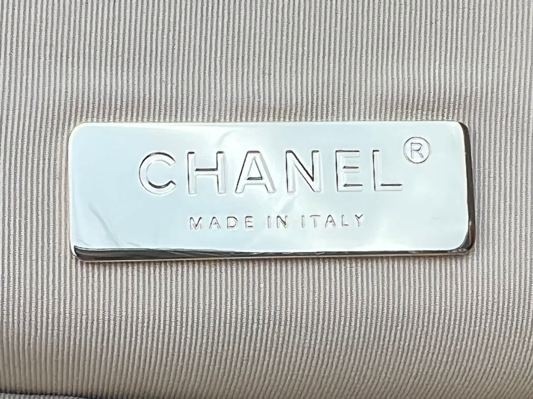 CHANEL 19 HANDBAG AS1161