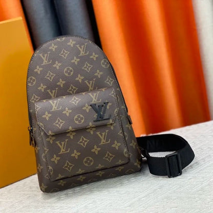 Louis Vuitton このパイロット ショルダー バッグは、クラシックなテイクオフ バックパックのデザインを参考にしています M23736 M23765