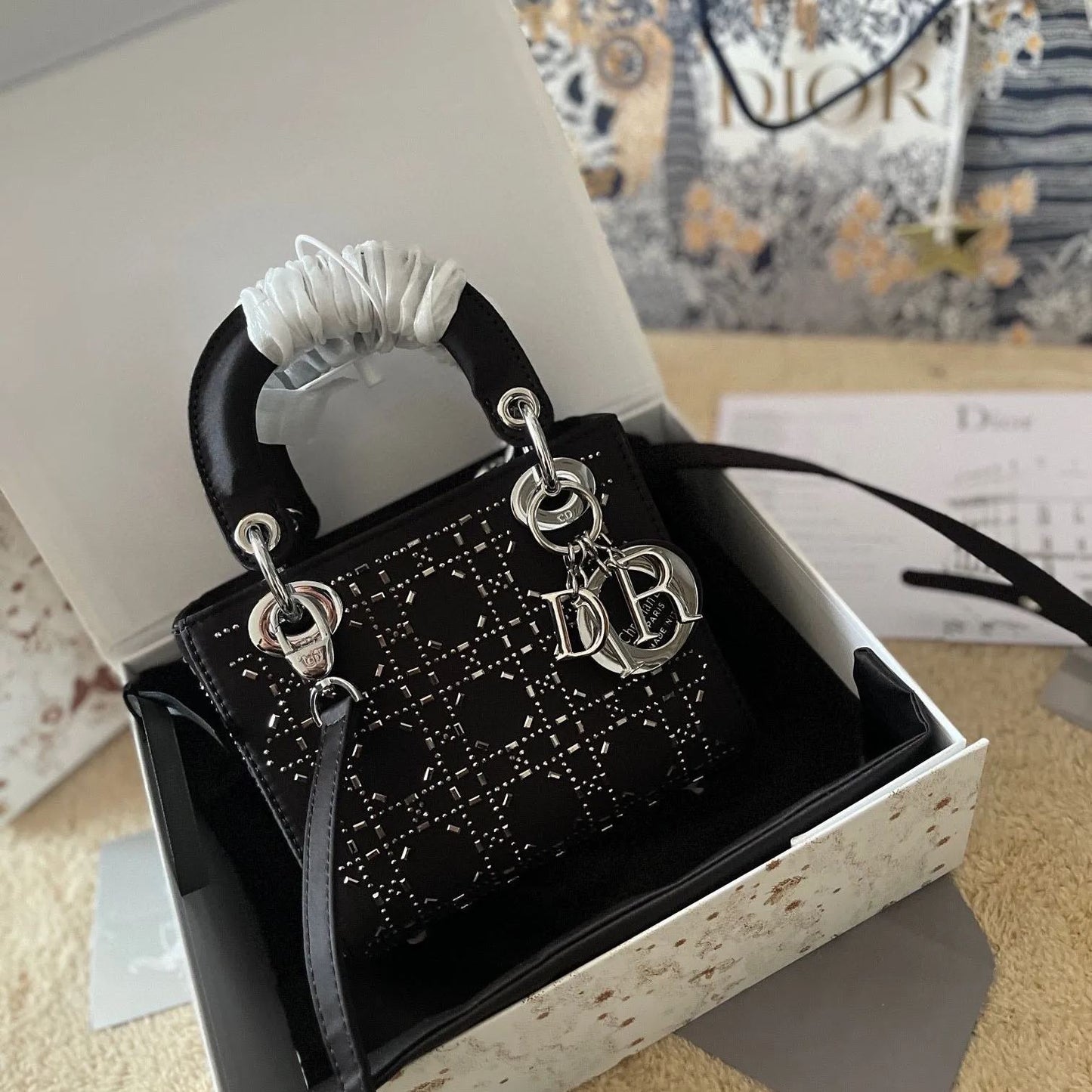 人気の新作 DIOR lady dior三格シルクダイヤモンド折りギフトボックススカーフをプレゼントします