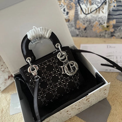 人気の新作 DIOR lady dior三格シルクダイヤモンド折りギフトボックススカーフをプレゼントします