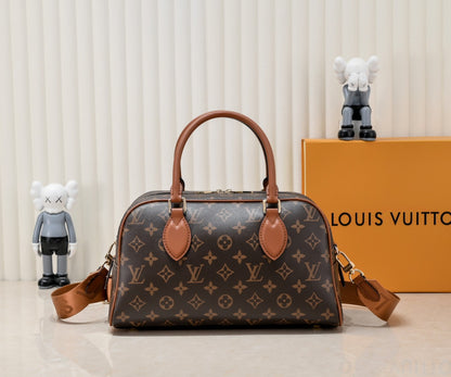 LouisVuitton モノグラムが鮮やかで牛革のオーストリッチ柄との組み合わせがおしゃれですよ～