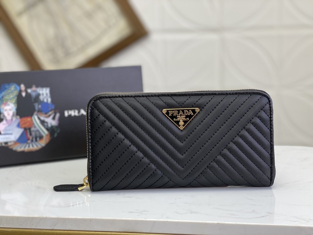 PRADA(プラダ) 財布19x12cm